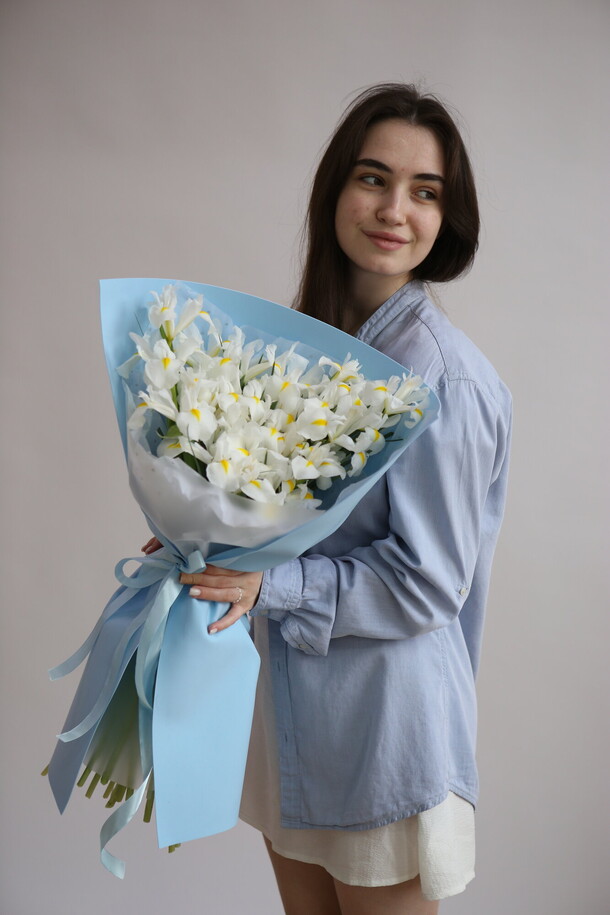 Букет из 17 белых ирисов, артикул F1305760 - 4950 рублей, доставка по городу. Flawery - доставка цветов