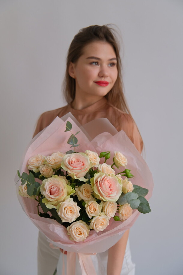 Нежный букет из роз, артикул F1307581 - 4950 рублей, доставка по городу. Flawery - доставка цветов