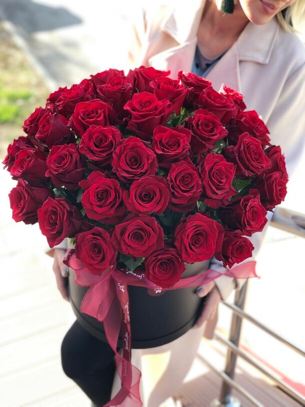 Композиция в шляпной коробке из 45 роз, артикул F1337726 - 16250 рублей, доставка по городу. Flawery - доставка цветов