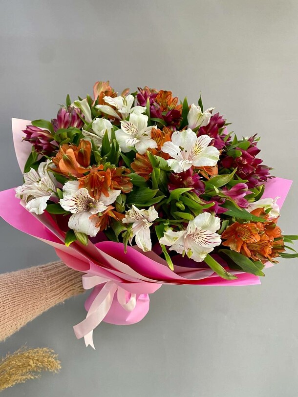 Букет из 15 разноцветных альстромерий, артикул F1339730 - 5250 рублей, доставка по городу. Flawery - доставка цветов