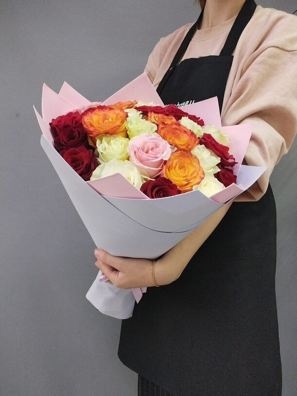 Букет из 25 роз микс в фоамиране, артикул F1365356 - 8750 рублей, доставка по городу. Flawery - доставка цветов