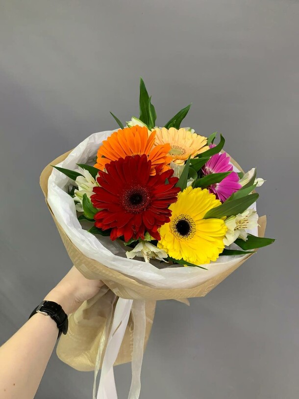 Букет из гербер и альстромерий, артикул F1372279 - 3250 рублей, доставка по городу. Flawery - доставка цветов