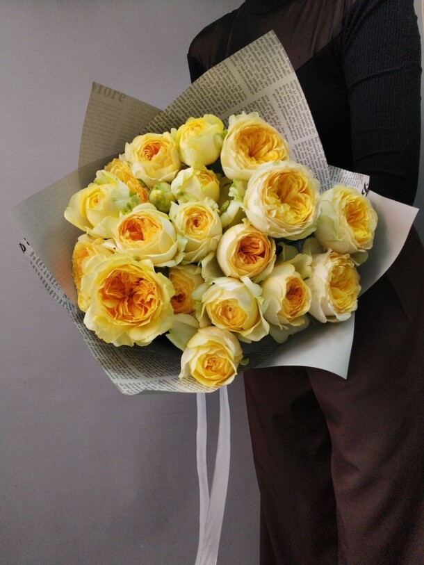 Букет из кустовых роз санни, артикул F1418697 - 3333 рублей, доставка по городу. Flawery - доставка цветов