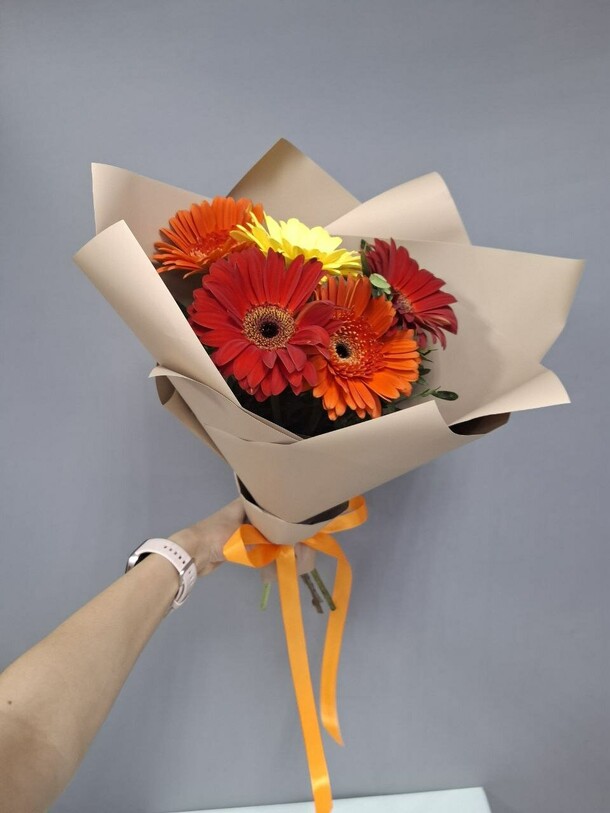 Букет моно из гербер, артикул F1421510 - 2350 рублей, доставка по городу. Flawery - доставка цветов