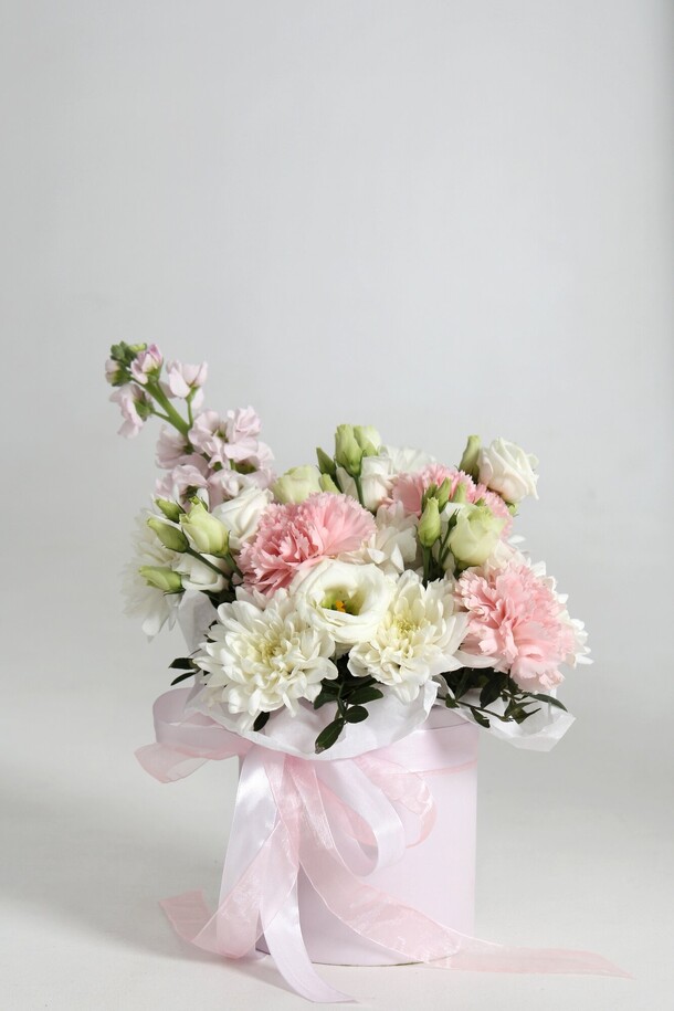 Композиция с маттиолой, артикул F1423471 - 3000 рублей, доставка по городу. Flawery - доставка цветов