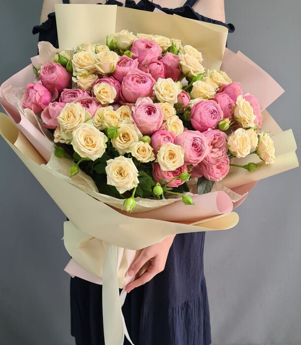 Букет из кустовых роз, артикул F1427336 - 12750 рублей, доставка по городу. Flawery - доставка цветов