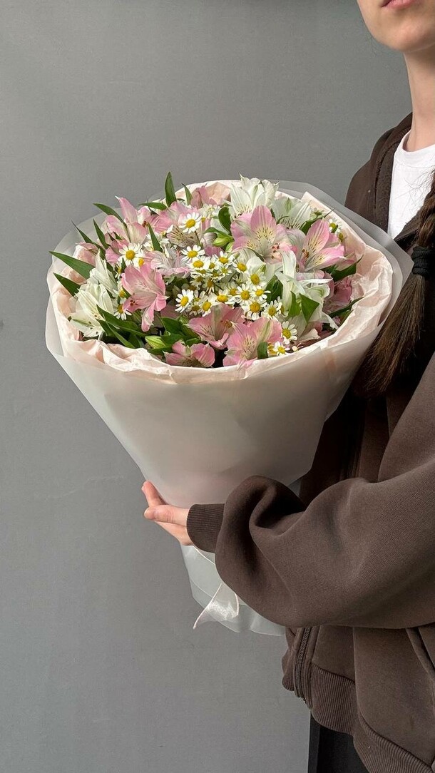 Букет из альстромерий и ромашек, артикул F1432570 - 4565 рублей, доставка по городу. Flawery - доставка цветов