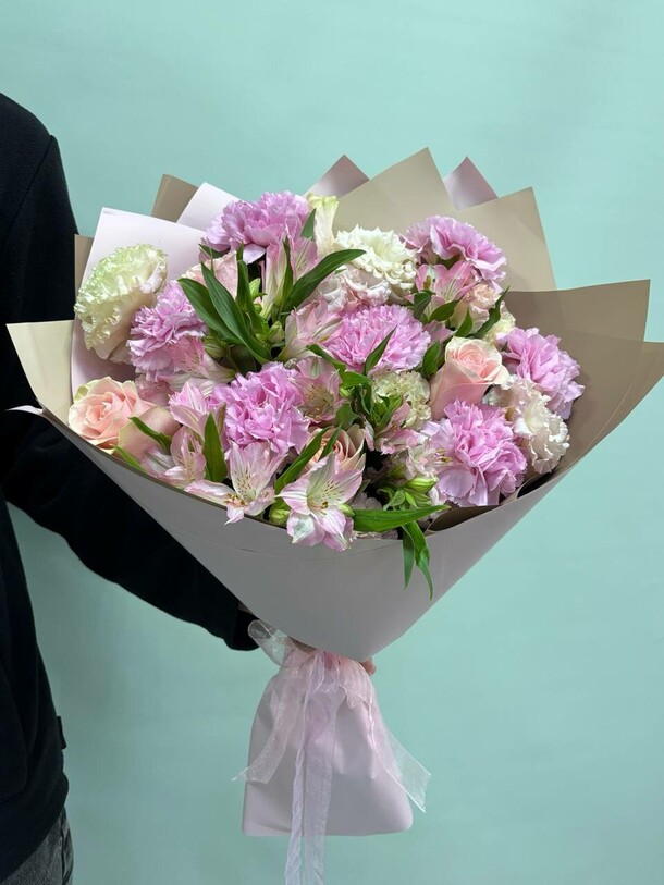 Букет из роз и диантусов, артикул F1435454 - 6850 рублей, доставка по городу. Flawery - доставка цветов