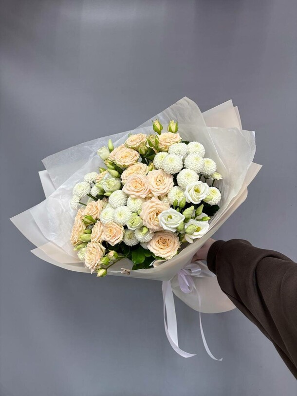 Букет из кустовых роз и сантини, артикул F1435706 - 5850 рублей, доставка по городу. Flawery - доставка цветов