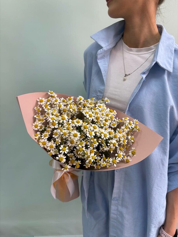 Букет из ромашек, артикул F1436943 - 2112 рублей, доставка по городу. Flawery - доставка цветов