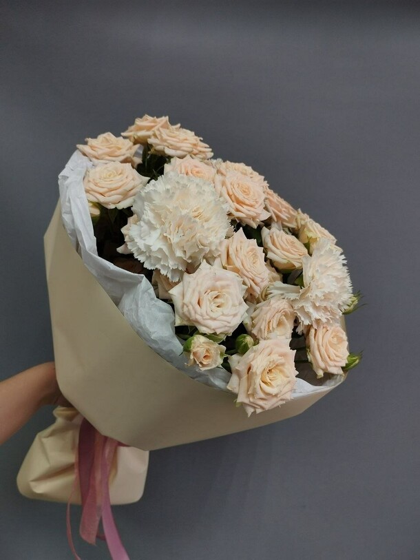 Букет из кустовых роз и диантусов, артикул F1445841 - 3950 рублей, доставка по городу. Flawery - доставка цветов