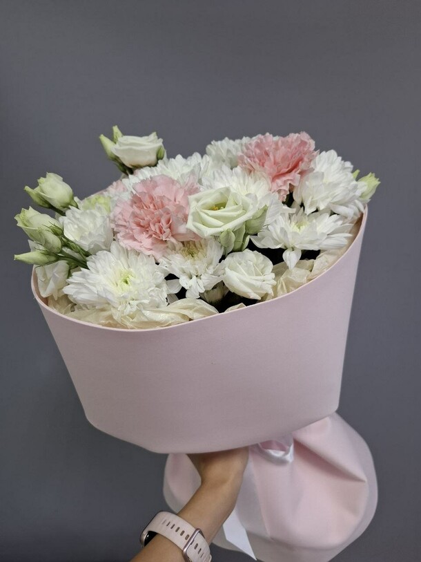 Букет из хризантемы и эустом, артикул F1448161 - 2650 рублей, доставка по городу. Flawery - доставка цветов