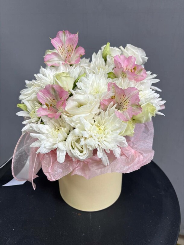 Композиция из альстромерий и хризантемы, артикул F1449520 - 2500 рублей, доставка по городу. Flawery - доставка цветов