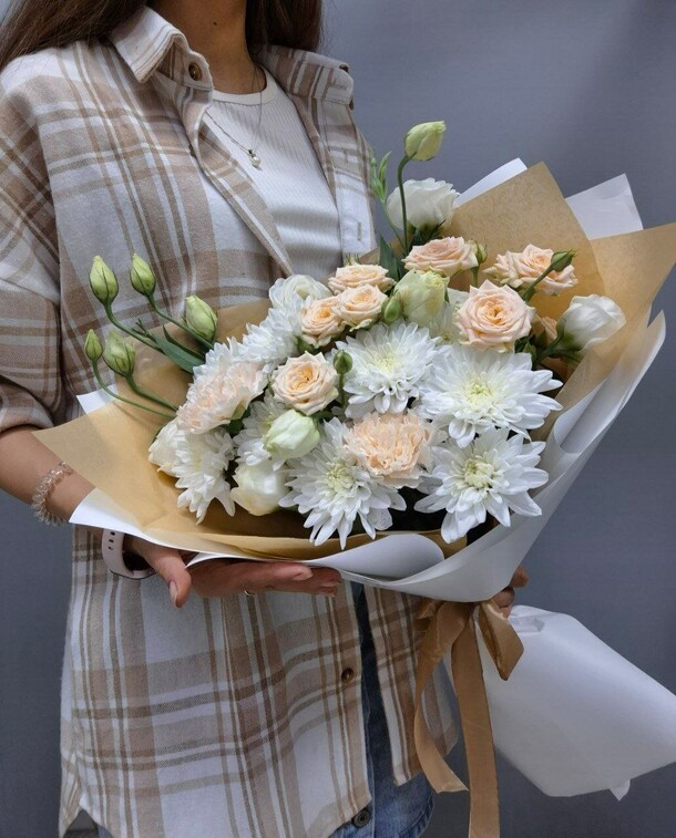 Букет из кустовых роз и хризантем, артикул F1450740 - 3850 рублей, доставка по городу. Flawery - доставка цветов