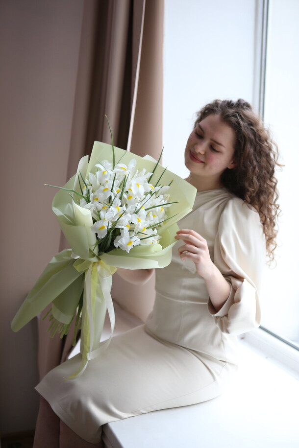 Букет из 25 белых ирисов, артикул F1529068 - 6500 рублей, доставка по городу. Flawery - доставка цветов