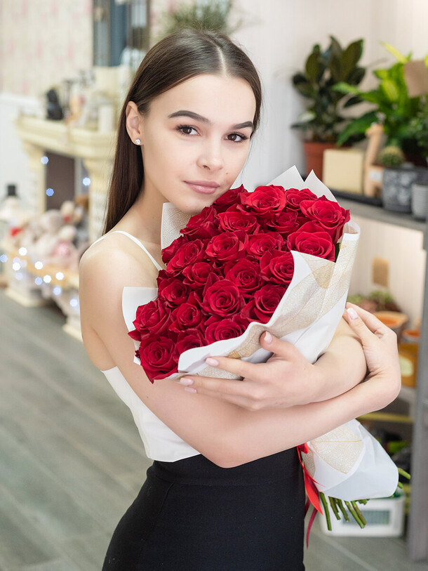 Букет из 25 красных роз в крафте, артикул F34557 - 8950 рублей, доставка по городу. Flawery - доставка цветов
