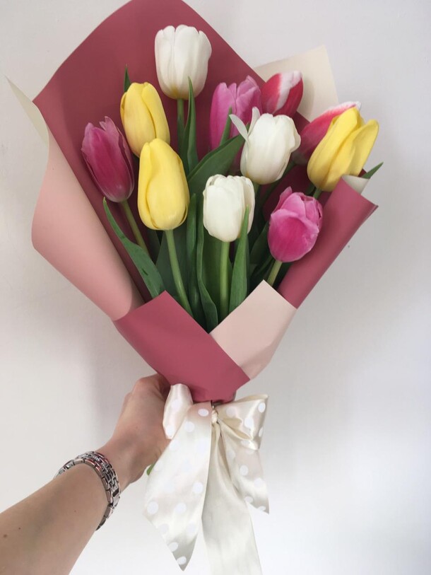 Букет с тюльпанами, артикул F34967 - 2850 рублей, доставка по городу. Flawery - доставка цветов