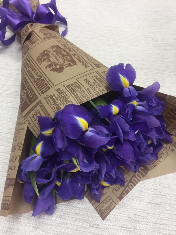 Букет бархатные ирисы, артикул F65418 - 3750 рублей, доставка по городу. Flawery - доставка цветов