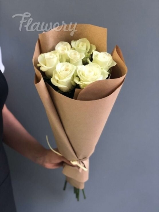7 белых роз в крафте, артикул F66796 - 2750 рублей, доставка по городу. Flawery - доставка цветов