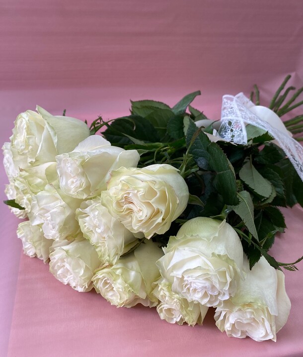 Букет 15 белых роз премиум, артикул F89381 - 5150 рублей, доставка по городу. Flawery - доставка цветов