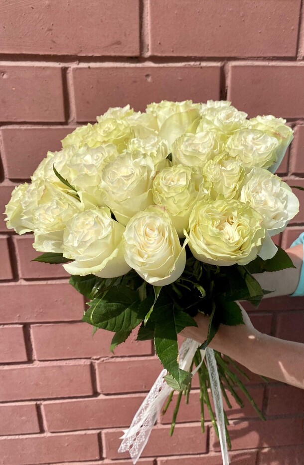 Букет 25 белых роз, артикул F89382 - 8500 рублей, доставка по городу. Flawery - доставка цветов