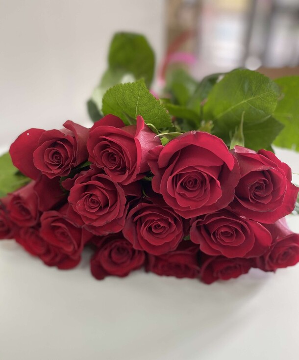 15 красных роз, артикул F90159 - 5150 рублей, доставка по городу. Flawery - доставка цветов