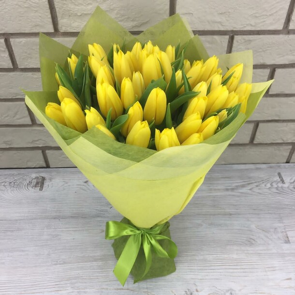 49 желтых тюльпанов в дизайнерской упаковке, артикул F106750 - 14700 рублей, доставка по городу. Flawery - доставка цветов