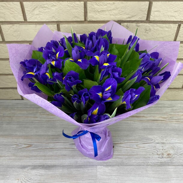 49 ирисов в дизайнерской упаковке, артикул F1091836 - 11750 рублей, доставка по городу. Flawery - доставка цветов