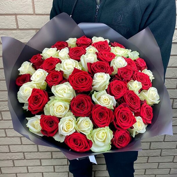 51 красная и белая роза, артикул F1112497 - 15600 рублей, доставка по городу. Flawery - доставка цветов