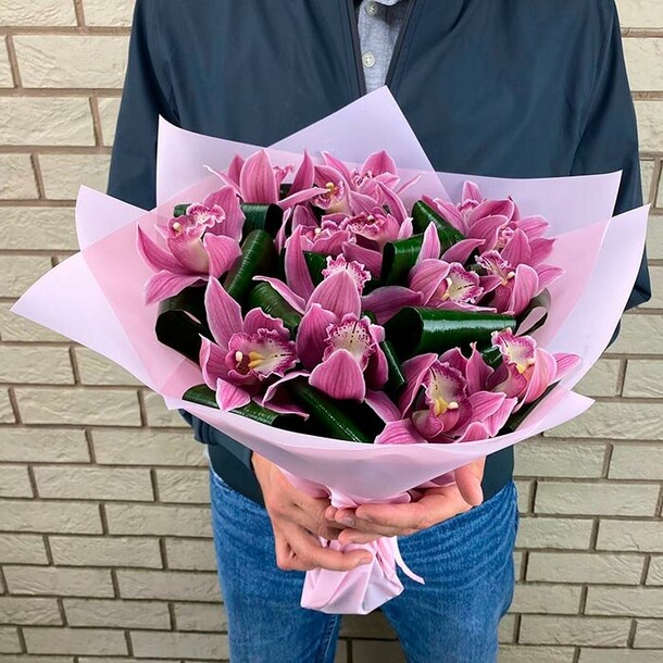 15 орхидей и зелень, артикул F1122653 - 8890 рублей, доставка по городу. Flawery - доставка цветов