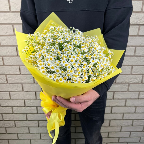 25 ромашек кустовых, артикул F1184962 - 8100 рублей, доставка по городу. Flawery - доставка цветов
