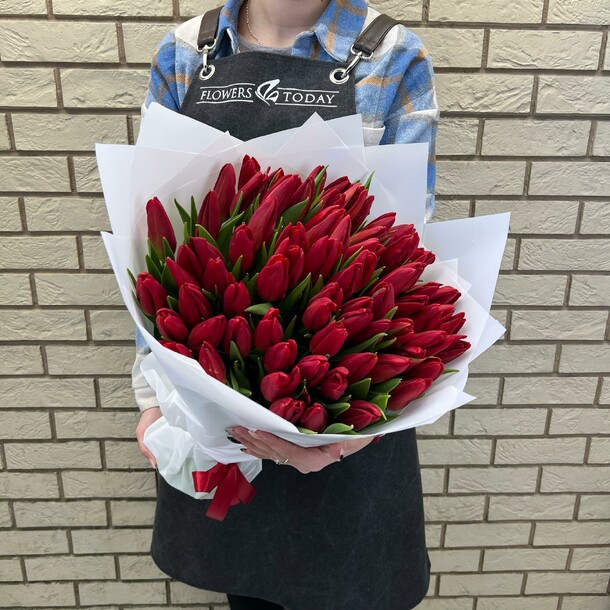 Букет из 75 красных тюльпанов, артикул F1387299 - 23100 рублей, доставка по городу. Flawery - доставка цветов
