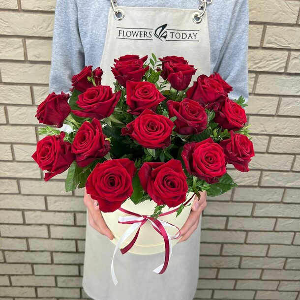 19 алых роз в коробке, артикул F1457690 - 9950 рублей, доставка по городу. Flawery - доставка цветов