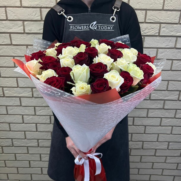 Букет из 39 красных и белых роз, артикул F1473387 - 12600 рублей, доставка по городу. Flawery - доставка цветов