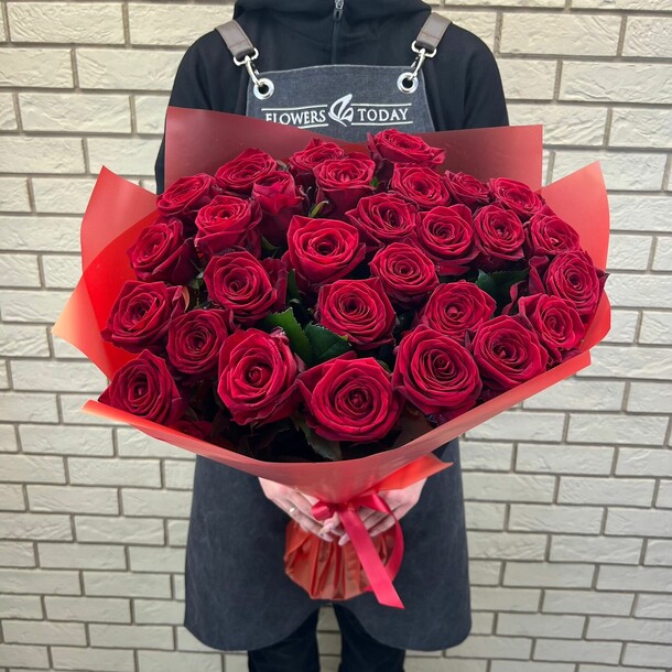 Букет из 29 алых роз, артикул F1473389 - 9900 рублей, доставка по городу. Flawery - доставка цветов