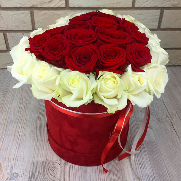 Сердце из роз в бархатной коробке, артикул F26559 - 12350 рублей, доставка по городу. Flawery - доставка цветов