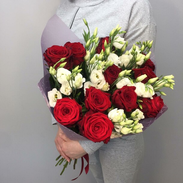 Красные розы и эустома, артикул F81548 - 8650 рублей, доставка по городу. Flawery - доставка цветов