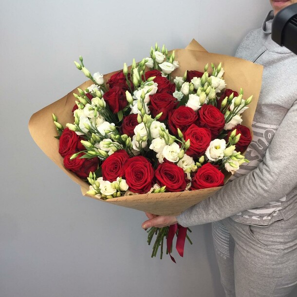 Белые эустомы и розы, артикул F81549 - 11900 рублей, доставка по городу. Flawery - доставка цветов