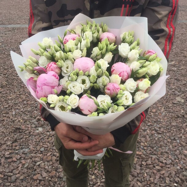 Букет из пионов и эустом, артикул F84140 - 27750 рублей, доставка по городу. Flawery - доставка цветов