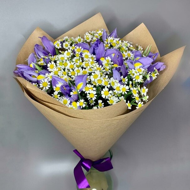 Букет из ирисов и ромашек, артикул F1140192 - 5060 рублей, доставка по городу. Flawery - доставка цветов