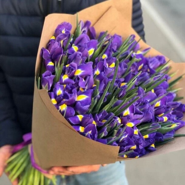 51 синий ирис в крафте, артикул F1173557 - 9400 рублей, доставка по городу. Flawery - доставка цветов