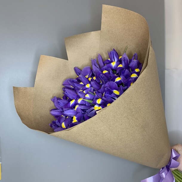 Ирисы в крафте 35, артикул F1201300 - 7100 рублей, доставка по городу. Flawery - доставка цветов