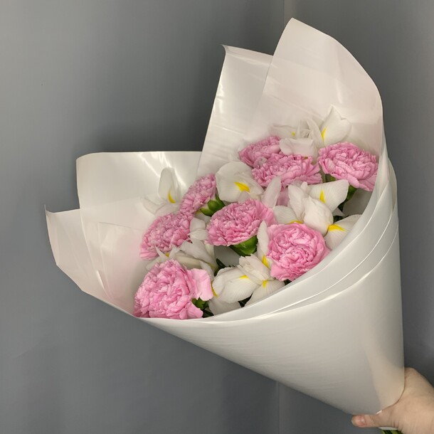 Ирисы белые и диантусы, артикул F1307715 - 3860 рублей, доставка по городу. Flawery - доставка цветов