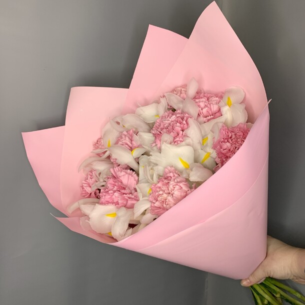 Ирисы белые и диантусы, артикул F1311242 - 4200 рублей, доставка по городу. Flawery - доставка цветов