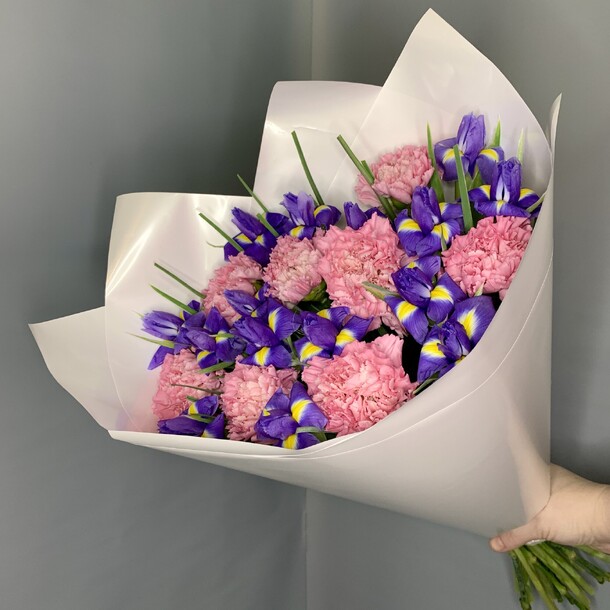 Ирисы и диантусы 💕, артикул F1315029 - 4500 рублей, доставка по городу. Flawery - доставка цветов