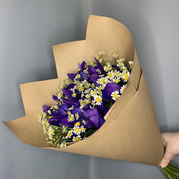 Ирисы и полевые ромашки, артикул F1331637 - 4850 рублей, доставка по городу. Flawery - доставка цветов