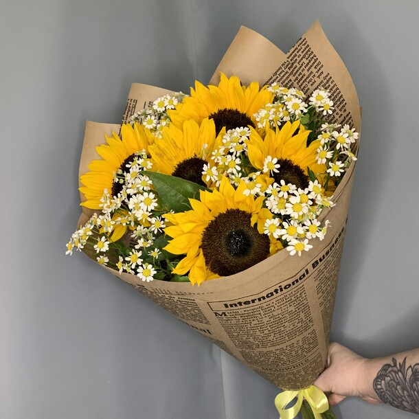 Подсолнухи и полевые ромашки, артикул F1434613 - 4980 рублей, доставка по городу. Flawery - доставка цветов