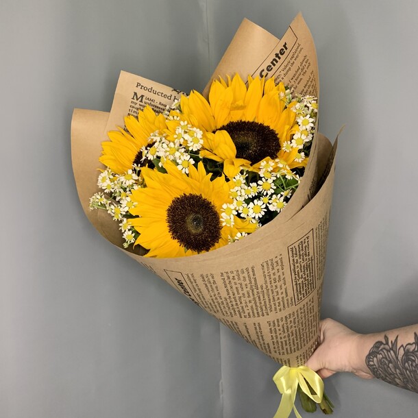 Подсолнухи и полевые ромашки в крафте, артикул F1437615 - 3780 рублей, доставка по городу. Flawery - доставка цветов
