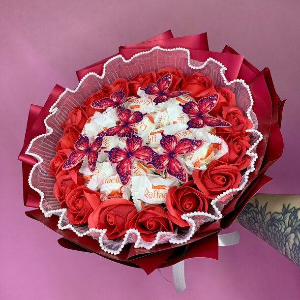 Конфеты raffaello,мыльные розы и бабочки, артикул F1529559 - 4700 рублей, доставка по городу. Flawery - доставка цветов