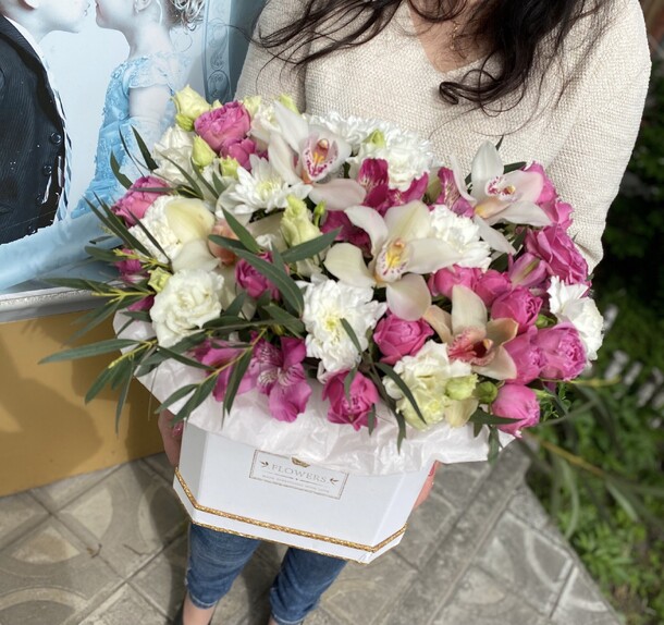 Шляпная коробка с красивыми цветами, артикул F1064973 - 9559 рублей, доставка по городу. Flawery - доставка цветов